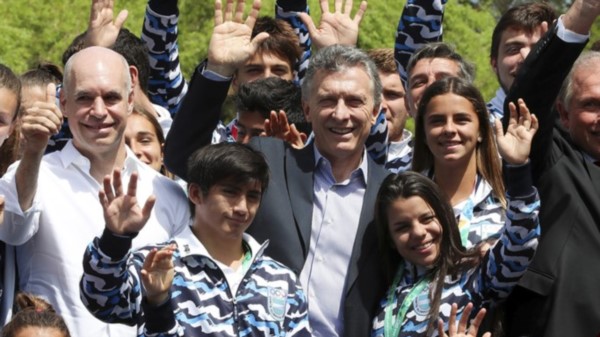 En el medio de la fotografía, el chubutense David Almendra, junto al presidente de la Nación, Mauricio Macri.