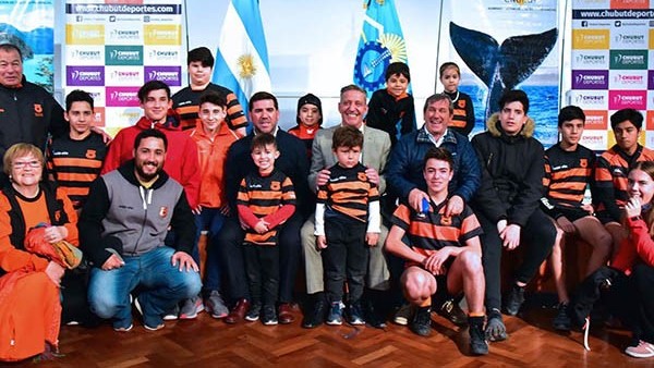 Chicos y jugadores de Bigornia Club estuvieron presentes durante la ceremonia junto al gobernador.