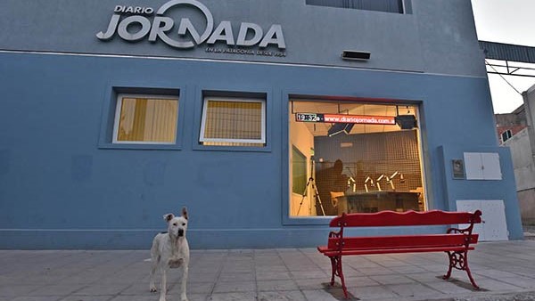 Apuesta. FM Tiempo inaugura estudios sobre la calle Yrigoyen y comienza el programa “Esa te la debo”.