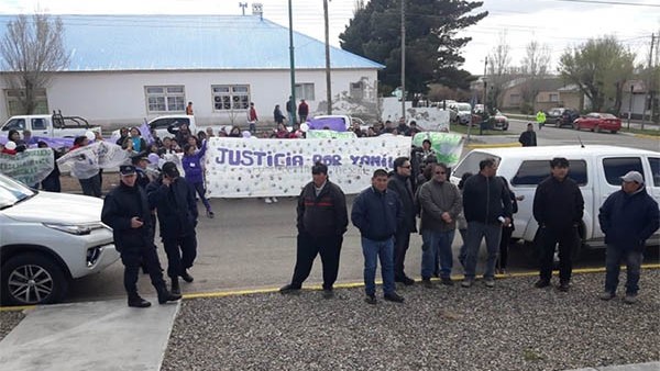 La manifestación popular apuntaba a tomar contacto con el gobernador Arcioni, quien finalmente no fue. 