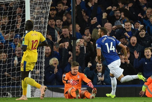 A los 87' y 89', Everton marcó los tantos de la victoria.