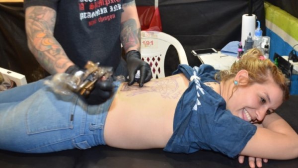 Ella. Una de las jóvenes que se acercó al evento para poder darse el gusto de un tatuaje profesional. 