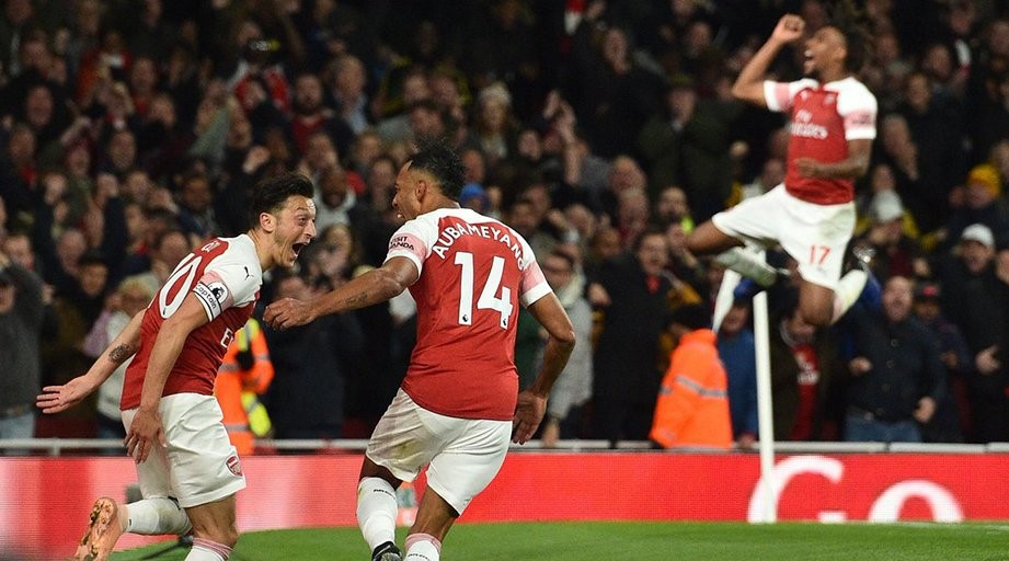 Ozil marcó el primer tanto en la victoria de Arsenal.
