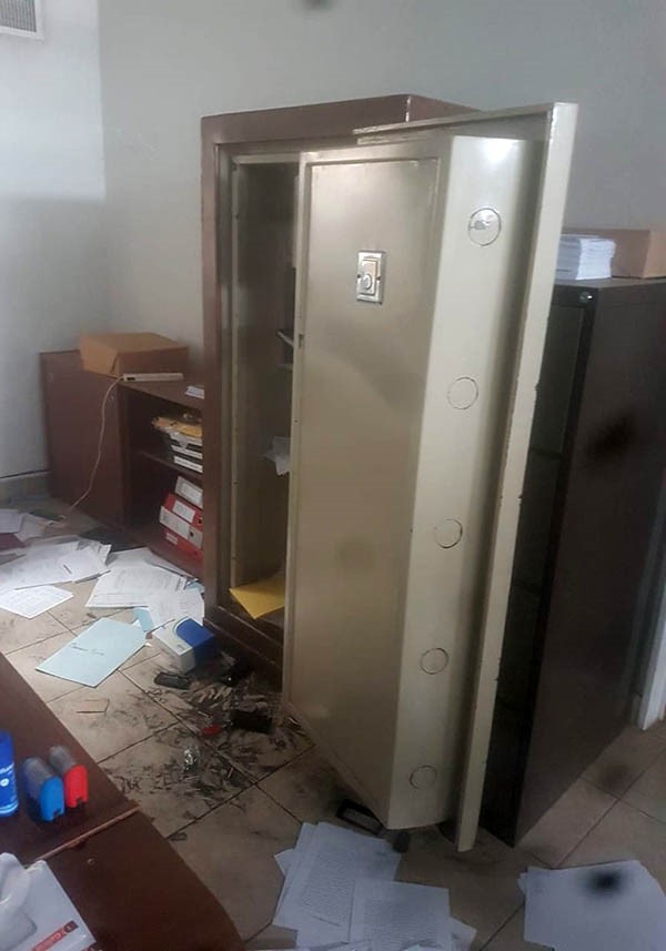 Los daños se registraron en una caja donde había dinero guardado.