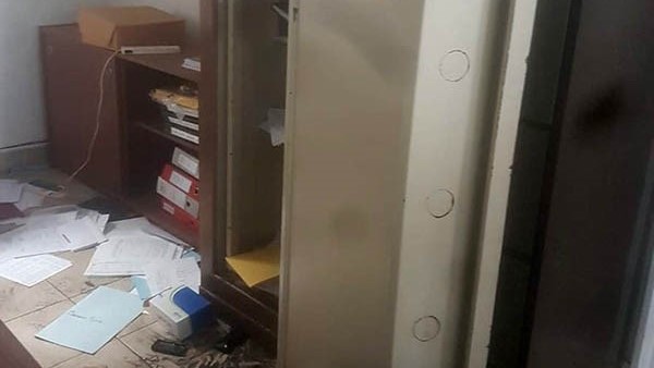 Los daños se registraron en una caja donde había dinero guardado. 