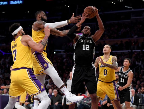 En tiempo extra, los Spurs derrotaron 143-142 a los Lakers en la NBA. Los 32 puntos, 8 rebotes y 14 asistencias de King James no alcanzaron.