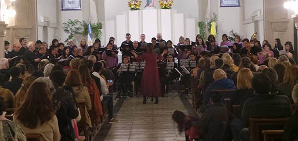 El pasado sábado en la Parroquia María Auxiliadora el Coro Municipal, acompañado de la Orquesta del Bº INTA, brindaron un gran concierto en el marco de los 50 años de su crea