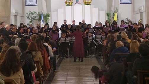 El pasado sábado en la Parroquia María Auxiliadora el Coro Municipal, acompañado de la Orquesta del Bº INTA, brindaron un gran concierto en el marco de los 50  años de su crea