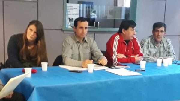 Decisión. Una postal de la asamblea que tomó la inédita decisión.