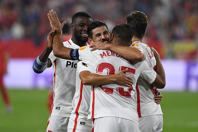 Abrazos para Mercado, tras marcar el sexto y definitivo gol del Sevilla.