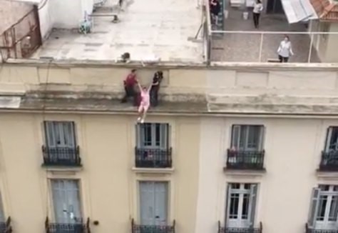 La oficial primero Carmen Etelvina García y el oficial Eric D´Urso lograron asegurarla y retirarla de la cornisa, sentándola en el piso de la terraza..