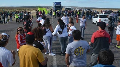 La ruta estuvo por varios momentos interrumpida a raíz del operativo y la gente que se volcó sobre la cinta asfáltica. Anoche seguía cortada. 