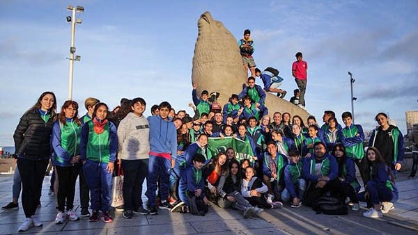 Antes de emprender el regreso, los chubutenses se fotografiaron en el reconocido monumento del lobo marino.