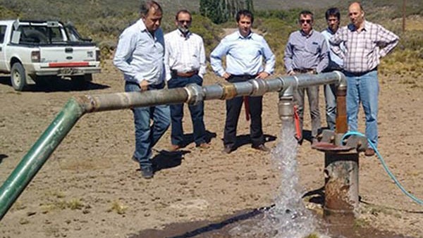 Luque visitó los acuíferos de la zona de Manantiales Behr.