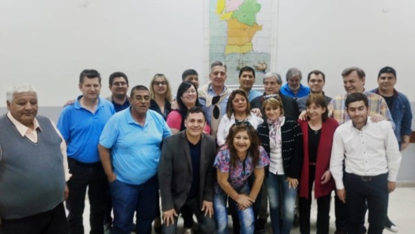 En Comodoro el gobernador se reunió con la nueva conducción del partido y la candidatura por la reelección parece estar más cerca.