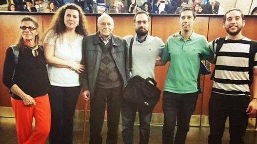 Matías Carelli, director y productor del cortometraje “Rouge”, el actor José Mari, de 95 años de edad y Germán Sahagún en Buenos  Aires.