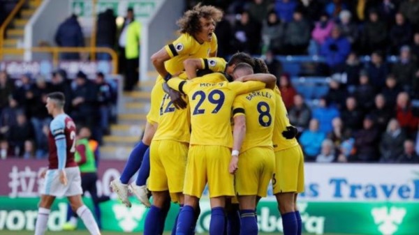 Chelsea derrotó como visitante a Burnley y pelea en la zona alta.
