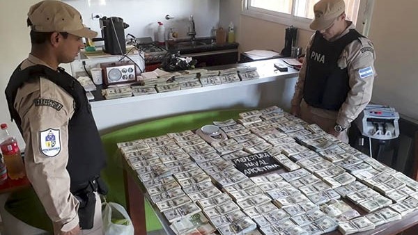 La Prefectura secuestró casi dos millones de dólares y varias armas.