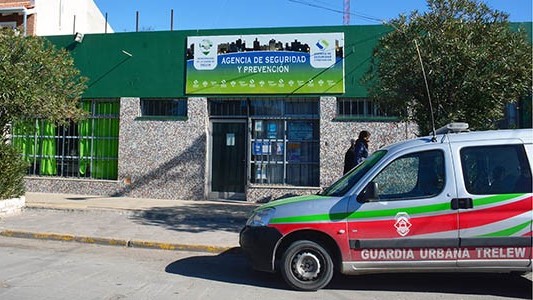 En Guardia. El edificio público se encuentra en la calle José Hernández del barrio Padre Juan Muzio.