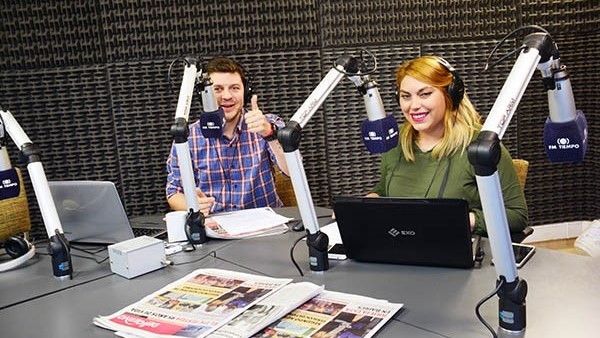 ¡Al aire!. FM Tiempo inauguró su nuevo y moderno estudio frentre a avenida Irigoyen con un ventanal para tener un contacto directo con la gente.