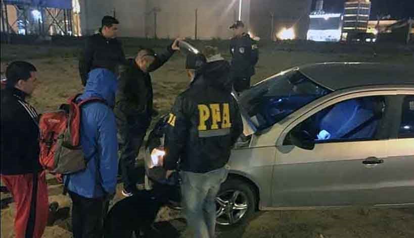 Atrapado. El coche es revisado por los efectivos federales.