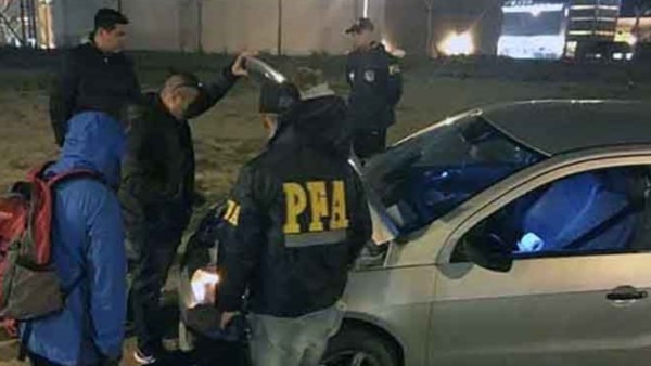 Atrapado. El coche es revisado por los efectivos federales.