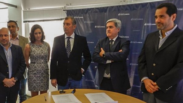 Trato hecho. Una postal del acuerdo de la Procuración con la empresa.
