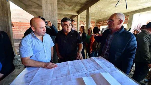 Planos. El intendente y los sindicalistas recorrieron una obra dedicada a la atención de los discapacitados. 