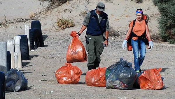Cada grupo fue acompañado por un guardaparque a un sector de la playa para embolsar residuos.