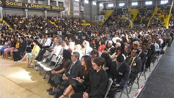 El Palacio Aurinegro estuvo colmado durante la nueva asamblea de los testigos de Jehová que arribaron de diferentes puntos de la región.
