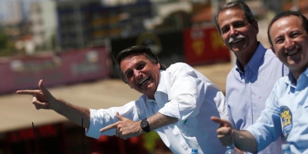 Jair, casi cayéndose a la derecha. Paradojas de la "realpolitik": un antisemita declarado, a favor del Estado judío.