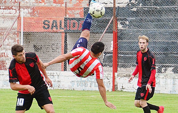 Denis Hidalgo despeja de chilena ante la mirada de Gustavo Schischke, capitán de Gaiman FC. La "Academia" fue el único equipo en ganar de visitante.