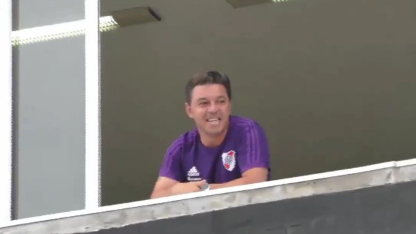 Luego de seguir el partido desde la concentración, Marcelo Gallardo salió a saludar a los hinchas en el Monumental.