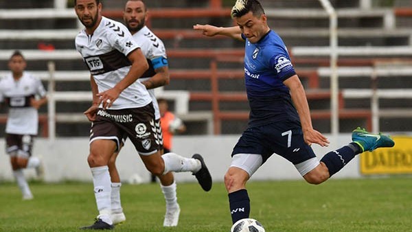 Lautaro Parisi, delantero de Guillermo Brown, intenta someter a De Olivera, arquero de Platense, en la única jugada de gol de la “Banda” ayer.