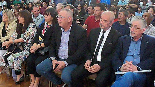 Anticipo. En primera fila y tercera desde la izquierda, “Chechu” Otarola estuvo en el acto en Fontana 50.