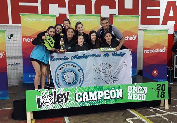 El equipo de Sub 13 femenino de la Escuela Madrynense de vóley se quedó con la Copa de Oro en la sexta edición del “Open Necochea 2018”.