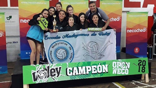 El equipo de Sub 13 femenino de la Escuela Madrynense de vóley se quedó con la Copa de Oro en la sexta edición del “Open Necochea 2018”.