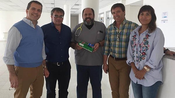 El pte. de Comodoro RC, Marcelo Varone, junto con miembros del Consejo Directivo, concretan la donación.