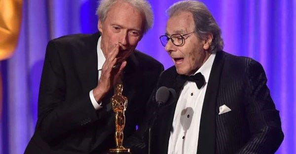 El director, actor y músico Clint Eastwood fue el encargado de entregarle la estatuilla.