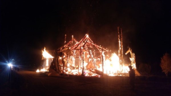 Una escuela y al menos tres viviendas fueron incendiadas durante la madrugada del lunes en el sur de Chile.