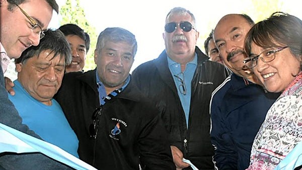 Sonrisas. Un nuevo corte de cintas del gremio en el interior.