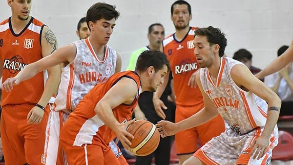 Facundo Álvarez Ferranti busca la penetración ante la doble marca de Pedro Capaccioni y Luciano Álvarez. Facundo convirtió 17 puntos (2 triples).