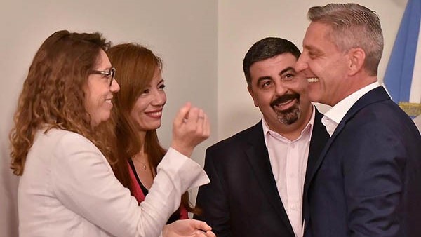 Sonrisas. Una postal del acto en Fontana 50 donde se presentó el programa chubutense por este tema clave. 