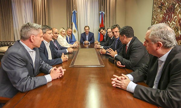 El gobernador Arcioni junto a sus pares peronistas durante la cita.