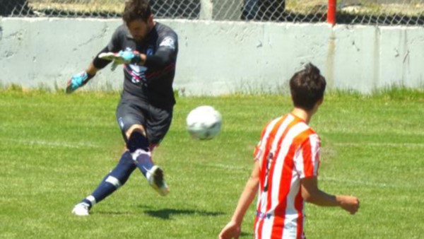 Mateo Grasso, arquero del plantel profesional de Guillermo Brown, atajó en Reserva ante Racing Club.