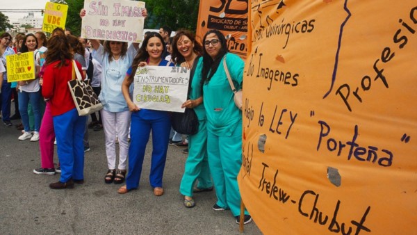 Carteles. Un grupo de enfermeras que salió a la calle en Trelew para manifestarse en la puerta del Hospital.