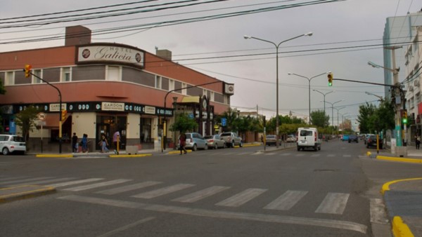 Todo listo. Tras años de mano única, una calle clave de Trelew tendrá dos sentidos de circulación.