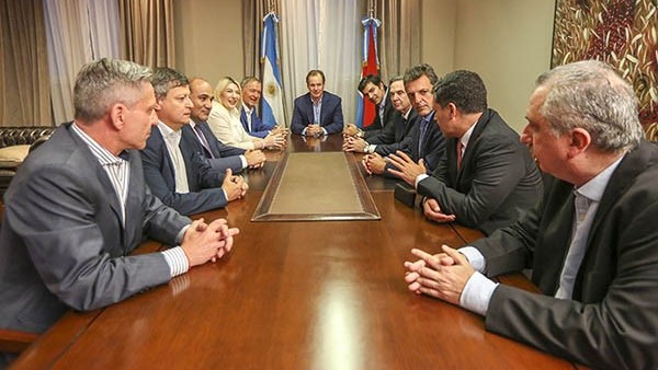 El gobernador Arcioni junto a sus pares peronistas durante la cita.