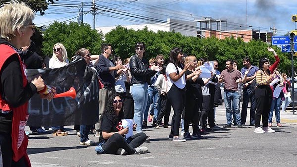 Aplausos. Los trabajadores reclamaron en la capital para que el Gobiernocumpla con lo firmado.