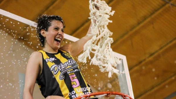 Nadia Romina Chazarreta, bañada en espuma, fue la encargada de cortar la red. Fue goleadora con 19 tantos.